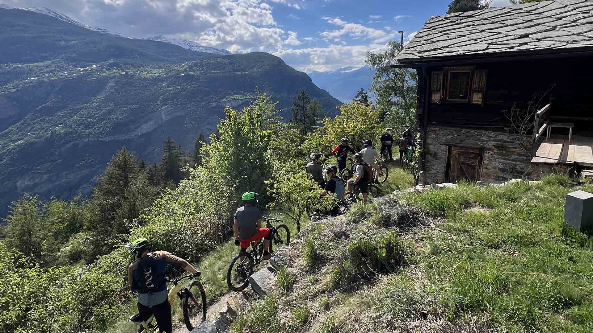 Guided enduro MTB shuttles in Valais for better trail cohabitation