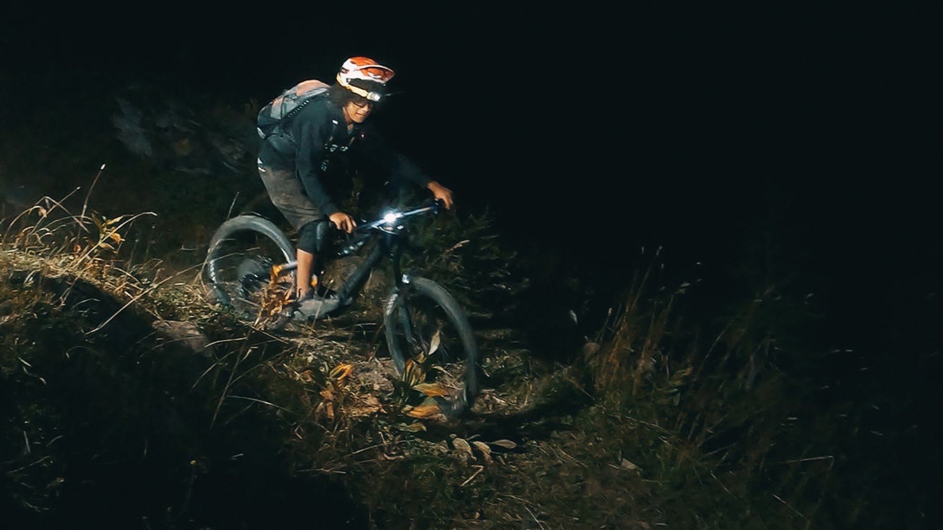 Fullmoon MTB shuttle day in the Valais: 5'000 m of descent and a final run by headlamp