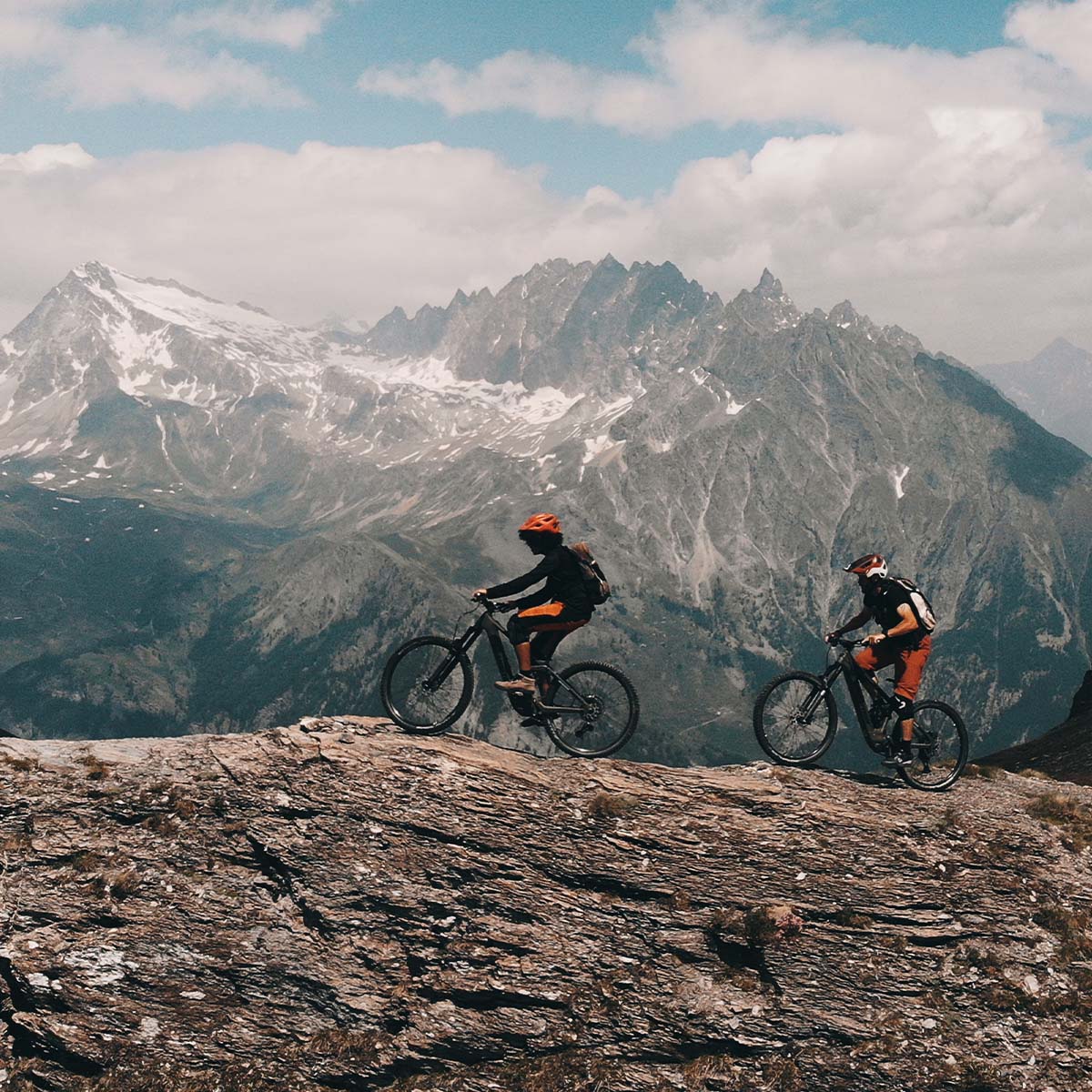 Zwei Bikes vor den grossen Gipfeln, Mountainbike und E-Bike in Italien, von Aosta bis in die Toskana