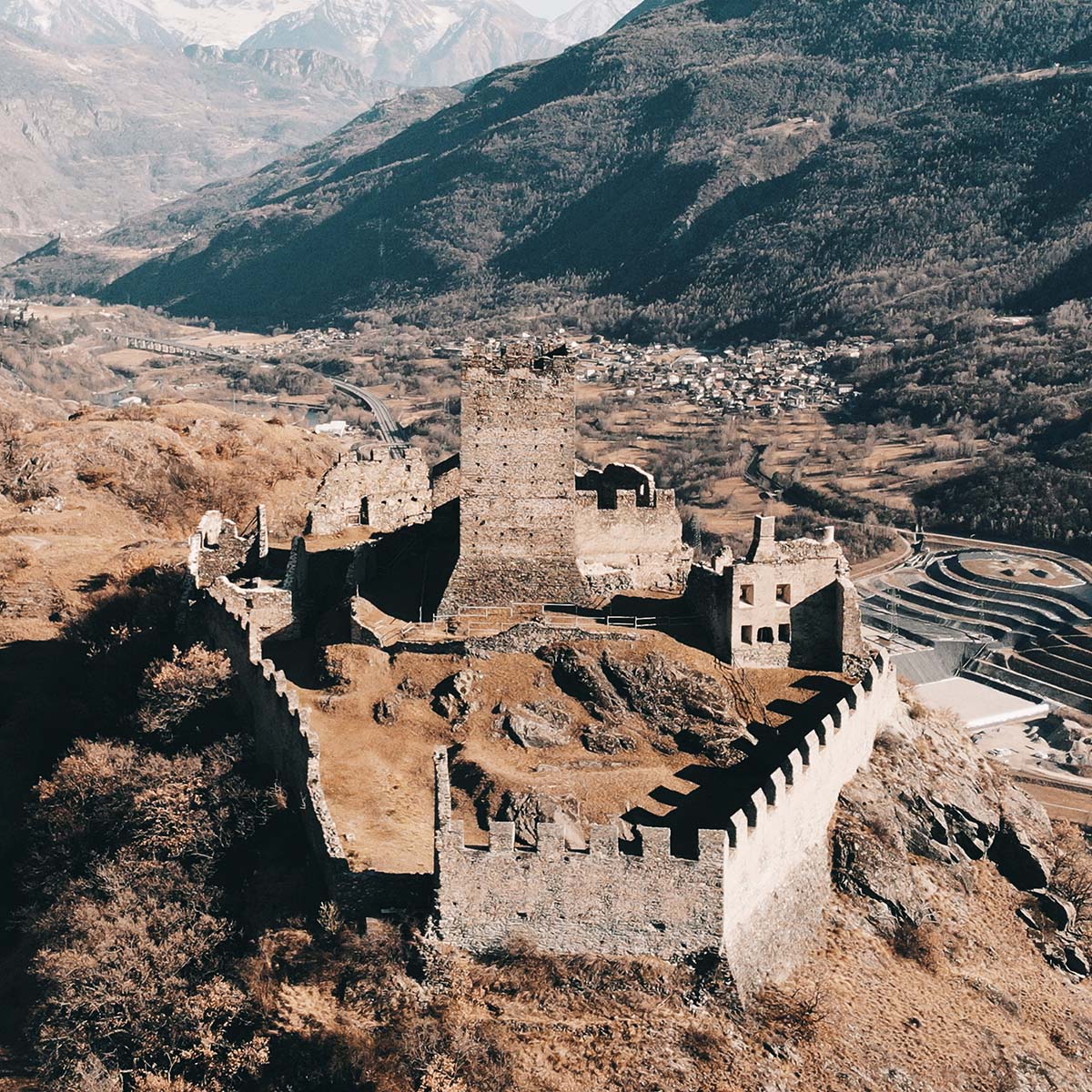 Die Burg wacht über das Tal, Mountainbike und E-Bike in Italien, von Aosta bis in die Toskana
