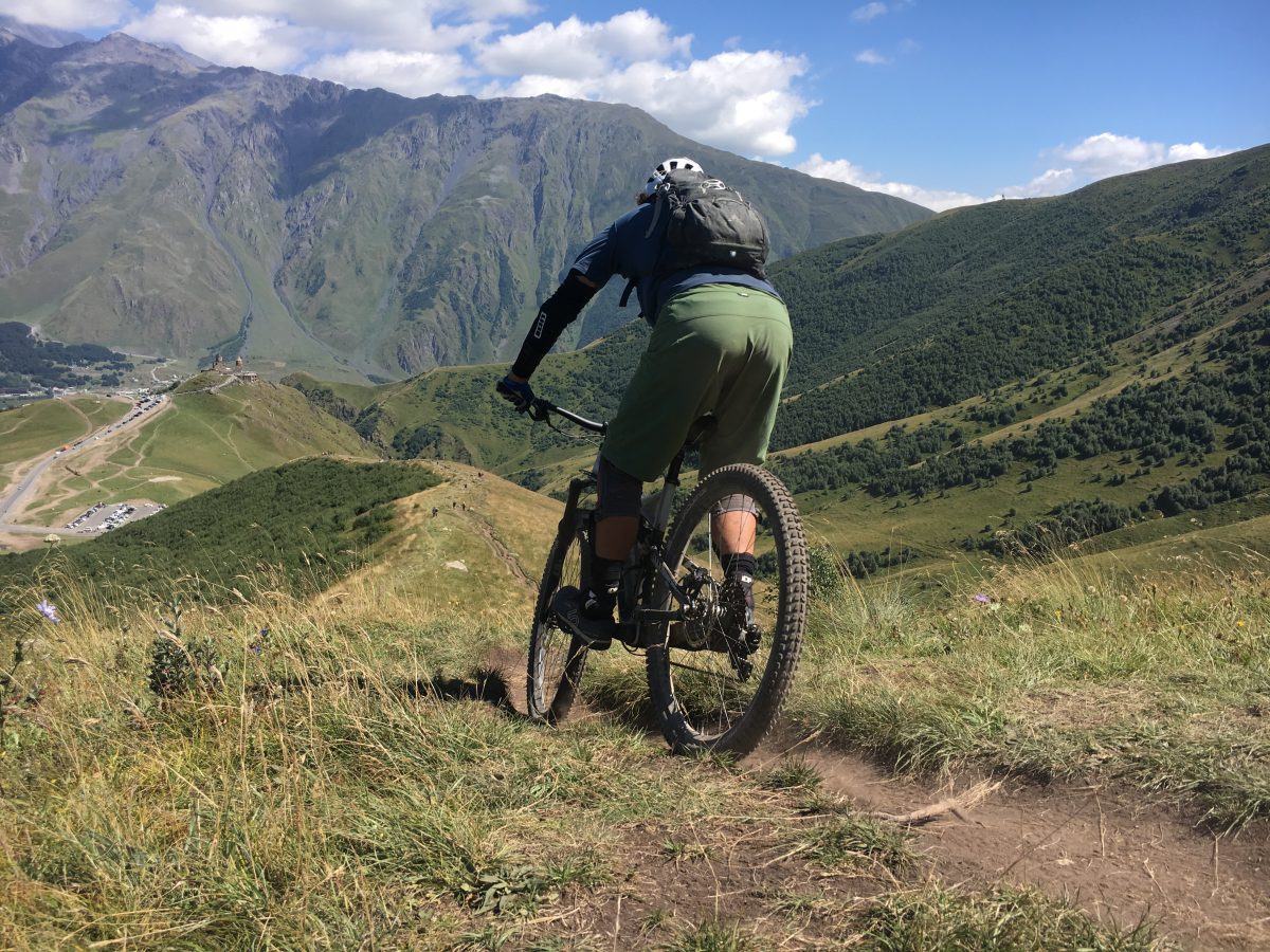 Sentier d’herbe sur les hauteurs, VTT dans le Caucase géorgien, en horse-shuttle