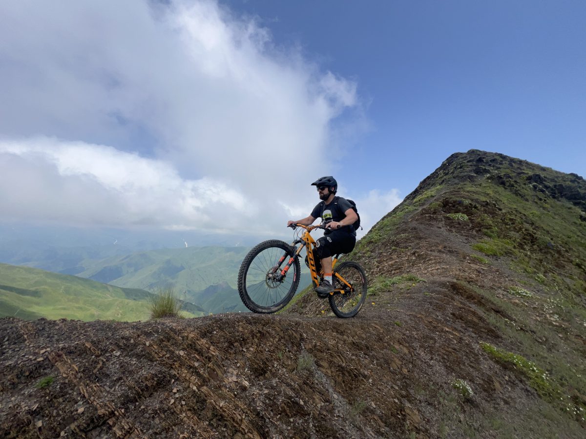 Ligne de crête en Géorgie, VTT dans le Caucase géorgien, en horse-shuttle