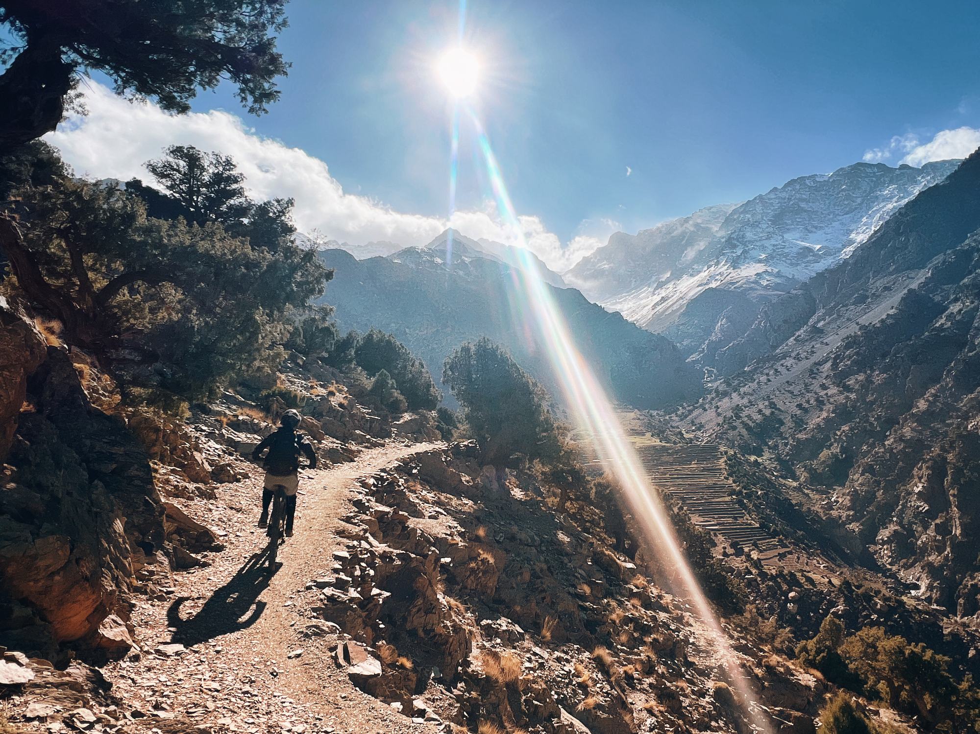 Singletrack facing the snowy peaks of the High Atlas, MTB and e-bike trip in Morocco with Exoride