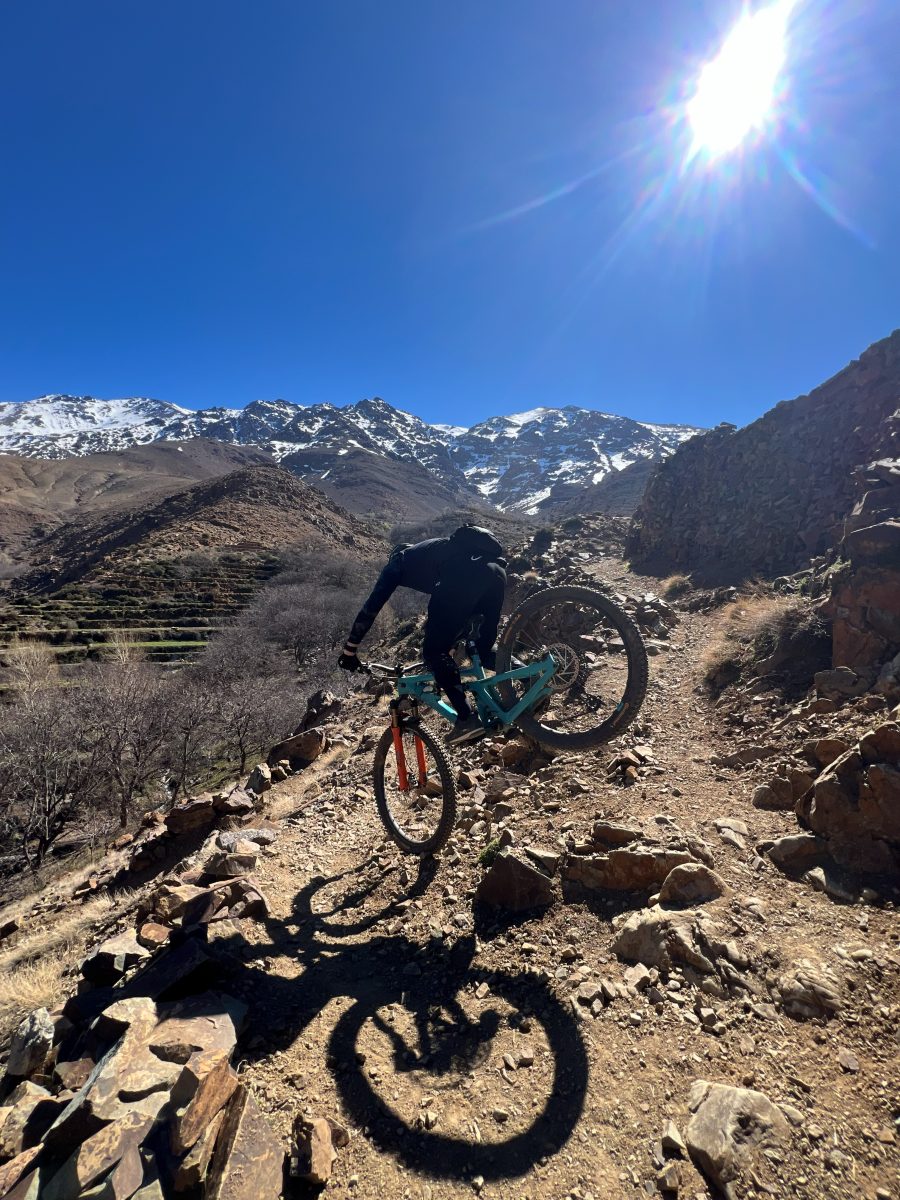 Descente vers la vallée, VTT et E-Bike au Maroc, du Haut Atlas au désert