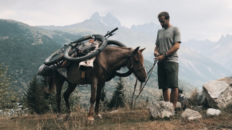 Mountainbike trip in Georgia by horse shuttles