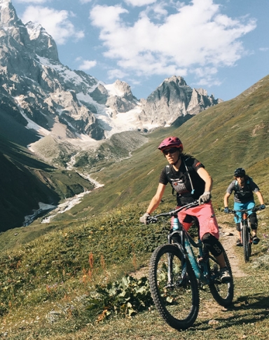 Mountainbike trip in Georgia by horse shuttles