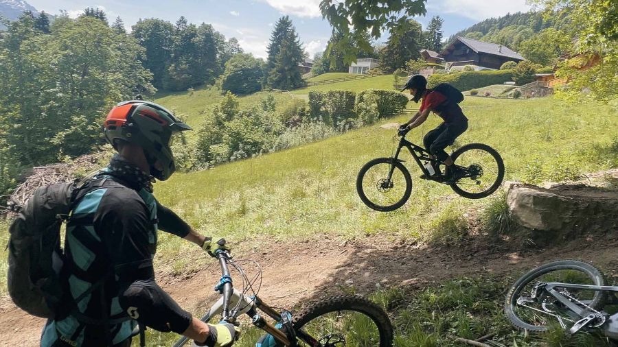 Mountainbike-Fahrkurse mit einem professionellen und zertifizierten Lehrer in der Schweiz.